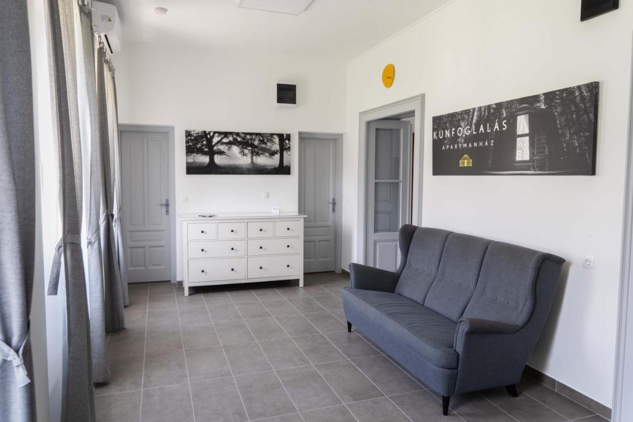 Kunfoglalas Apartmanhaz Kisujszallas Luaran gambar