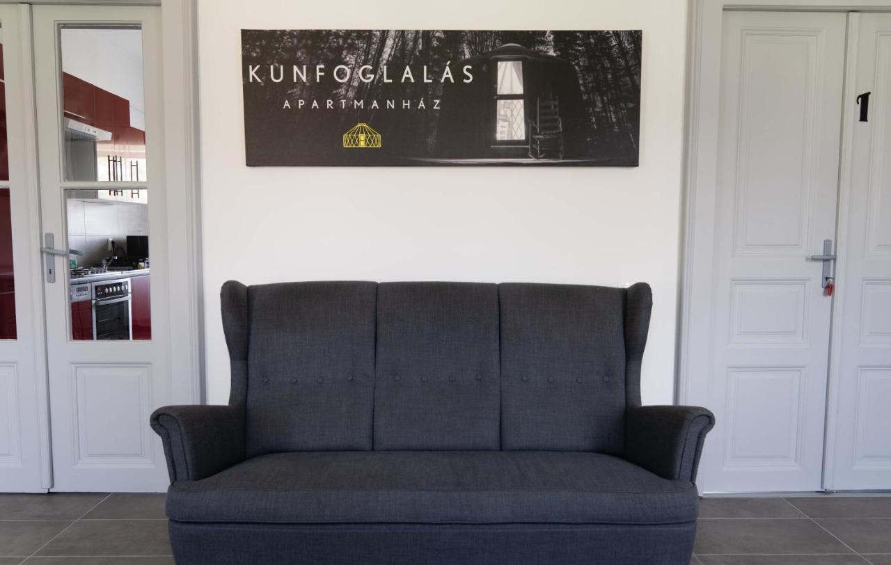 Kunfoglalas Apartmanhaz Kisujszallas Luaran gambar